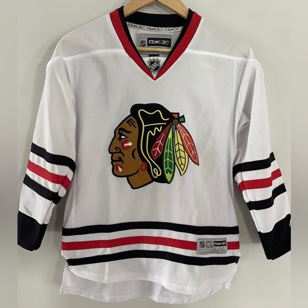 REEBOK CHICAGO BLACKHAWKS WHITE YOUTH SIZE L/XL JERSEY. Used
